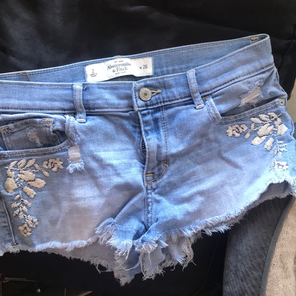 Embroidered shorts - Picture 2 of 6